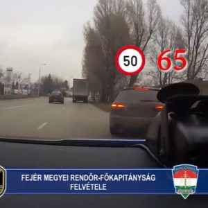VIDEÓ: Fejérben is „civilkednek” a rendőrök. Mozgó autóból is mérnek, továbbra is sok a mobilozó