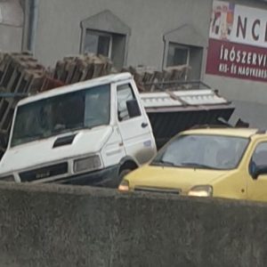 Felborult egy kisteherautó a Gyömrői út – Felsőcsatári út kereszteződésében