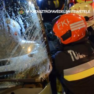 VIDEÓ: Oszlopnak hajtott egy gépkocsi a 14. kerületben – A sofőrt feszítővágóval kellett kivágni a roncsból