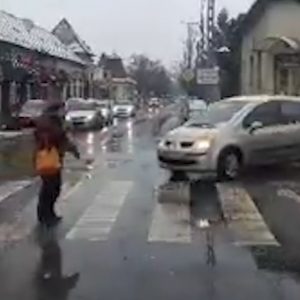 VIDEÓ: Simán elsodorta a gyalogost a 16. kerületben
