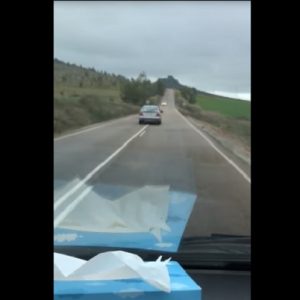 VIDEÓ: Gyanúsan kacsázott az úton, majdnem összeütközött a szembejövővel, majd az árokban kötött ki az autós