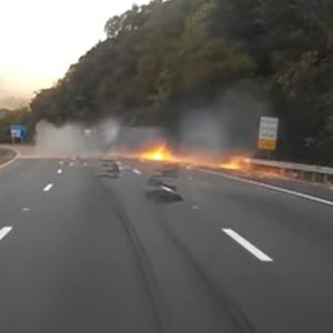 VIDEÓ: Rossz napja volt a kamionosnak