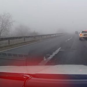 VIDEÓ: Veszélyesen előzött a ködben. Sokáig a civil rendőrautó villogását sem vette észre