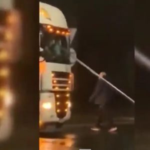 VIDEÓ: Elszabadult az őrült férfi a körforgalomban. Szétverte a kamiont egy közlekedési táblával