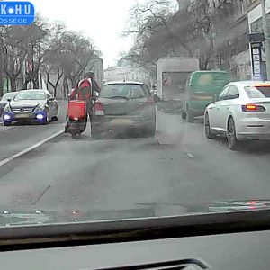VIDEÓ: A motoros futár többször megütötte az autót a Váci úton