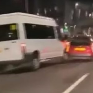 VIDEÓ: Feltartották, megbosszulta! Lelökte az útról az előtte haladó autóst