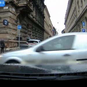 VIDEÓ: Az Opel sofőrje a világáról nem tudott. Gyakori hiba ez az Andrássy úton