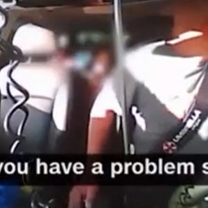 VIDEÓ: Gyerekek hátul, de a sofőr fegyvert ránt, hogy megoldja a közlekedési affért