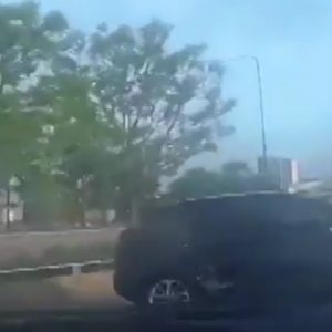 VIDEÓ: Elnézte a kijáratot és pusztító balesetet okozott egy chicagói útszakaszon