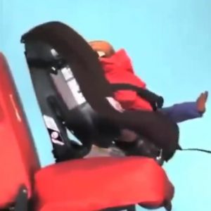 VIDEÓ: Ezért ne utaztasd gyermekedet vastag ruházatban