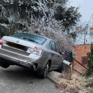 Fotók: A 22. kerületi Lomnici utcában ez történt ma. Sokan nem az útviszonyoknak megfelelően vezetnek