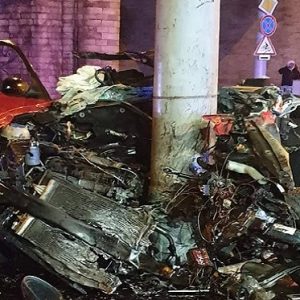 FOTÓK: Villanyoszlopnak ütközött egy autó tegnap este a Váci úton