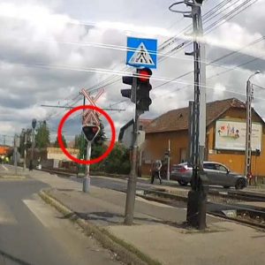 VIDEÓ: HÉV átjáróban állt neki kiszállva fröcsögni a szabálytalankodó autós