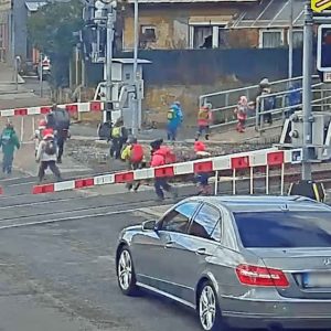 VIDEÓ: Egyszerűen átterelték a gyerekeket a tilos jelzésű vasúti átjárón Csehországban