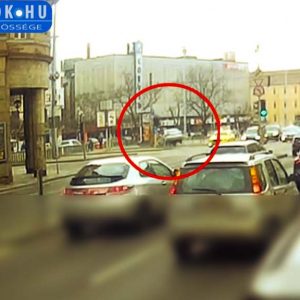 VIDEÓ: Akkorát padkázott a Blahán a mazdás, hogy szinte repült. Balesetet próbált elkerülni