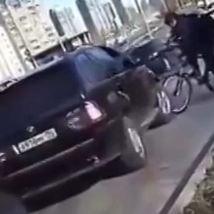 VIDEÓ: Elállta a tahó autós útját a bringás, alaposan elbántak vele