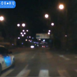 VIDEÓ: Jaj… Ez a rendőr azért meg pofátlan(tan)íthatná magát is :-(