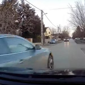 VIDEÓ: Lakott terület, szűk utca, életveszélyes előzés – Semmi nem számított