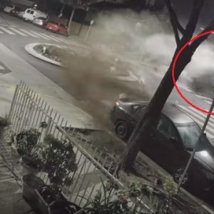 VIDEÓ: Nyílegyenesen száguldott be a körforgalomba egy nő – Hatalmas repülés lett a vége