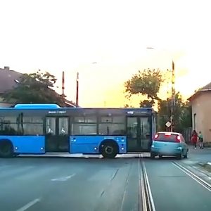 VIDEÓ egy 20. kerületi buszbalesetről, ami autósként kivédhetetelen volt