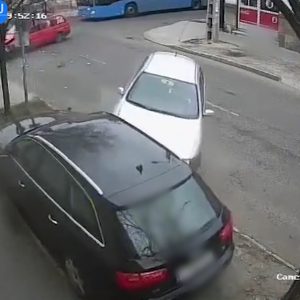 VIDEÓ: 5 percen belül 2 baleset is történt már itt. Hatalmas csattanások és gázolások. Nem tétlen a közút, de megoldás kell