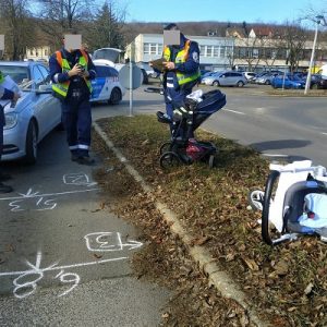 FOTÓK: Két babakocsit és az azokat toló anyukákat sodort el egy autós kanyarodás közben