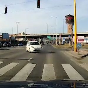 Ahhoz volt esze, hogy a piroson még átmenjen, de az érkezés már nem sikerült