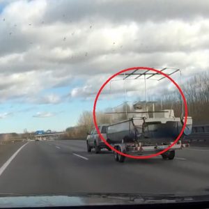VIDEÓ: Hajó ponyvatartó csöve zuhant le majdnem az M0-áson egy utánfutóról