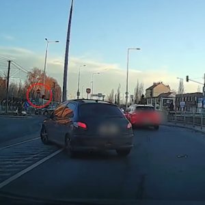 VIDEÓ: Szerinte mindenki lúzer, aki a HÉV-et megvárja a pirosnál