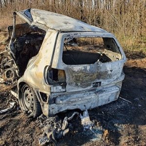 FOTÓK: Borzalmas baleset – Frontálisan ütközött két autó, a vétlen autó sofőrje és utasa az autójukban égtek halálra