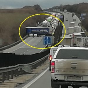 FOTÓK: Keresztbe állt kamion miatt zárták le délelőtt az M1-es autópályát Bicskénél