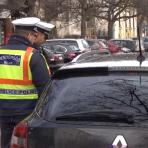 VIDEÓ: Ilyen a pofátlanító rendőrök egy napja – Most te is meghallgathatod az autósok kifogásait