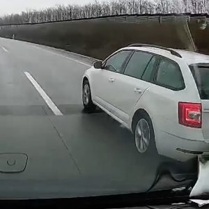 VIDEÓ: Undorítóan büntetett a Skodás az M0-áson, mert „sietett”