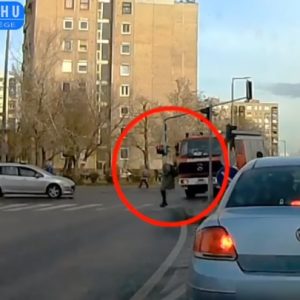 VIDEÓ: Ne csak nézz, láss is! – Szirénázó tűzoltó szerkocsi elé lépett a gyalogos