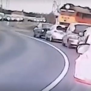 VIDEÓ: Versenyautót megszégyenítő módon ment át a síneken. Pedig jött ám a vonat