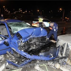 FOTÓK: Villanyoszlopnak csapódott egy autó hajnalban a 14. kerületben – A sofőr életét vesztette
