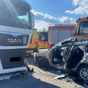 FOTÓK: Két teherautó közé szorult egy személyautós a 6-oson – A sofőr életét vesztette