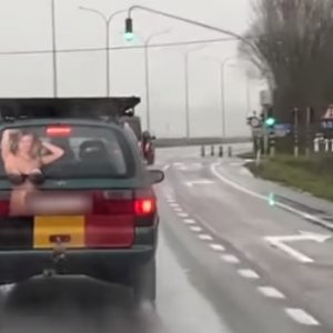 VIDEÓ: Te próbálnál az útra koncentrálni, aztán jön Ő és lőttek az egésznek