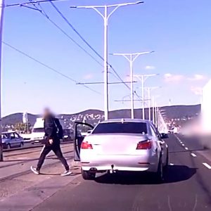 VIDEÓ: Az Árpád hídon akart megfordulni. Hatalmas baleset lett belőle