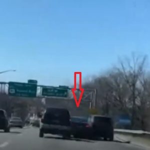 VIDEÓ: Élőben közvetítették, ahogy az autók között száguldoznak – Az egyik vagány egy ártatlannal ütközött