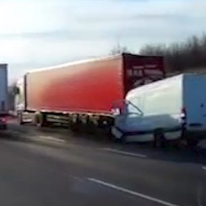 VIDEÓ: FRISSÍTVE! Kamion hátuljába szaladt egy kisbusz az M0-áson