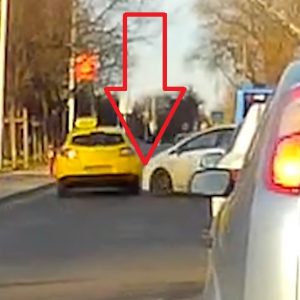 VIDEÓ: Fogadjunk, hogy az ujjad nem merted volna a két autó közé tenni