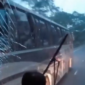 VIDEÓ: Ahogy ez a buszos hasít azt még nézni is para