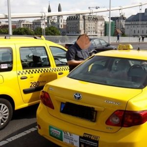 Fővároson belül ingyen, vidékről benzin áron vállal sok taxis fuvart – Így próbálnak segíteni