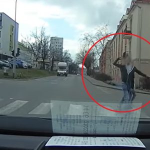 Gusztustalan, amit ez a férfi tett a gyalogátkelőn, miközben piroson ment át