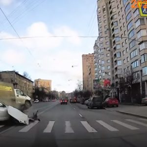 VIDEÓ: Durva baleset lett az apró figyelmetlenségből