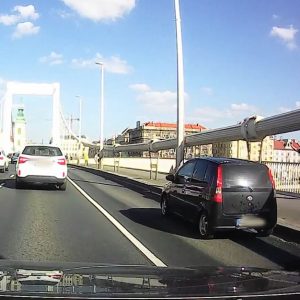 VIDEÓ: Az Erzsébet híd közepén álltak meg egy jót szelfizni