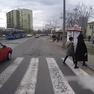24 másodperc, 7 autó! Egyetlen videóban a szégyenteljes színvonalú közlekedési morál
