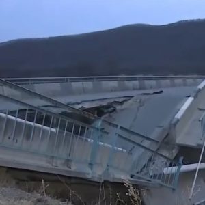 Ilyen, amikor összeomlik előtted a híd és rögzíti a dashcam