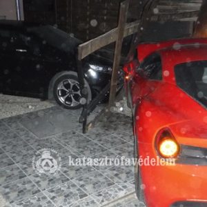 FOTÓK: Ferrarival csapódtak be egy sorház udvarába Délegyházán